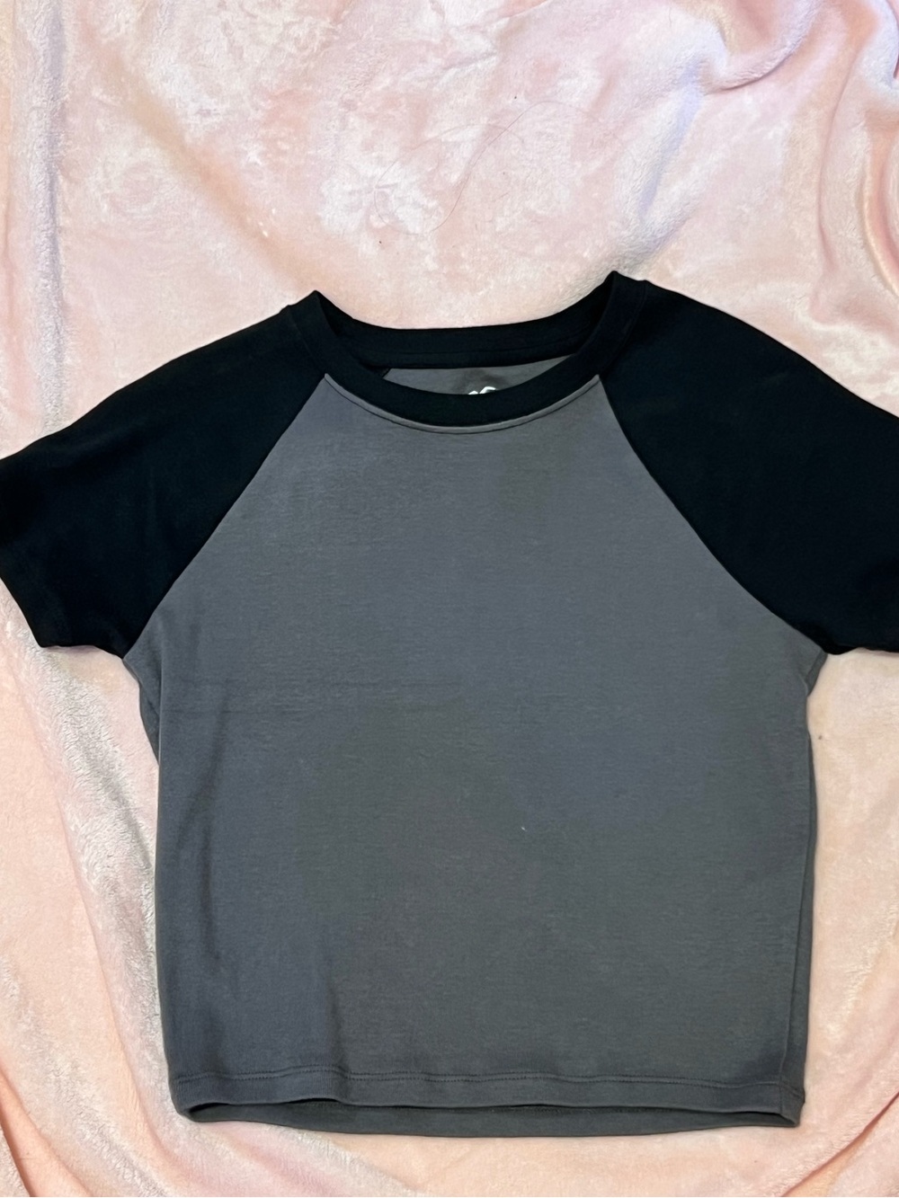 Hollister Cropped Raglan Tee in Charcoal and Black